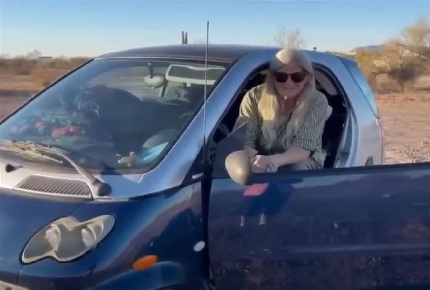 Συνταξιούχος μένει σε Smart (YOUTUBE)