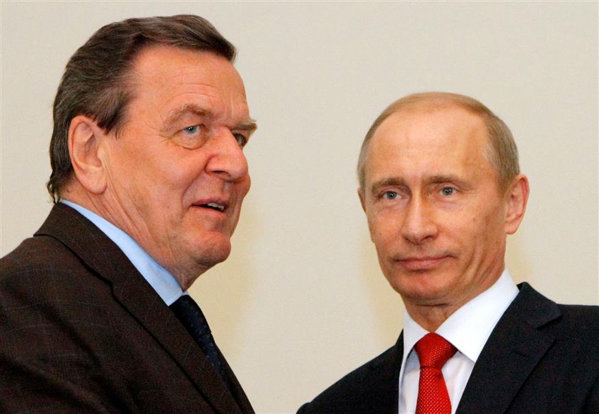Ο πρώην καγκελάριος της Γερμανίας με τον ρώσο πρόεδρο (φωτογραφία αρχείου / Associated Press)