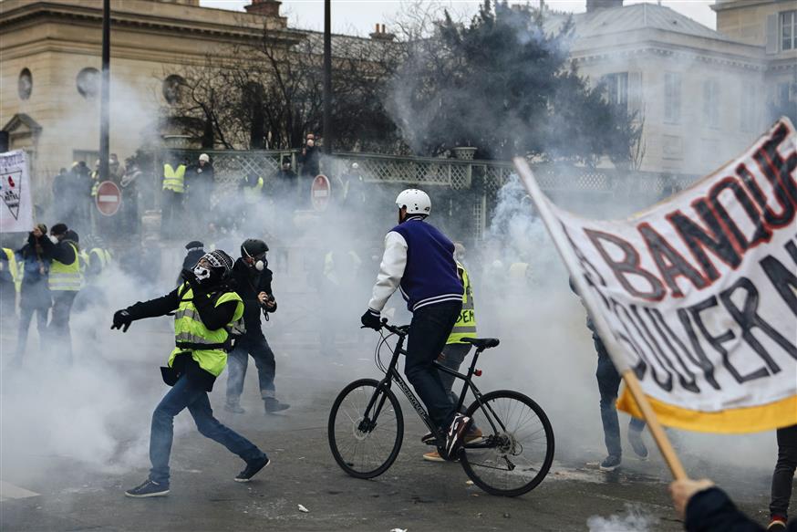 Συγκρούσεις «Κίτρινων Γιλέκων» - αστυνομικών δυνάμεων (AP Photo/Kamil Zihnioglu)
