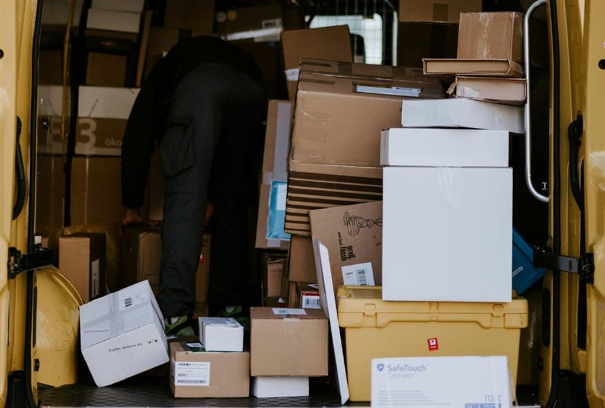 Παράδοση δεμάτων (Unsplash)