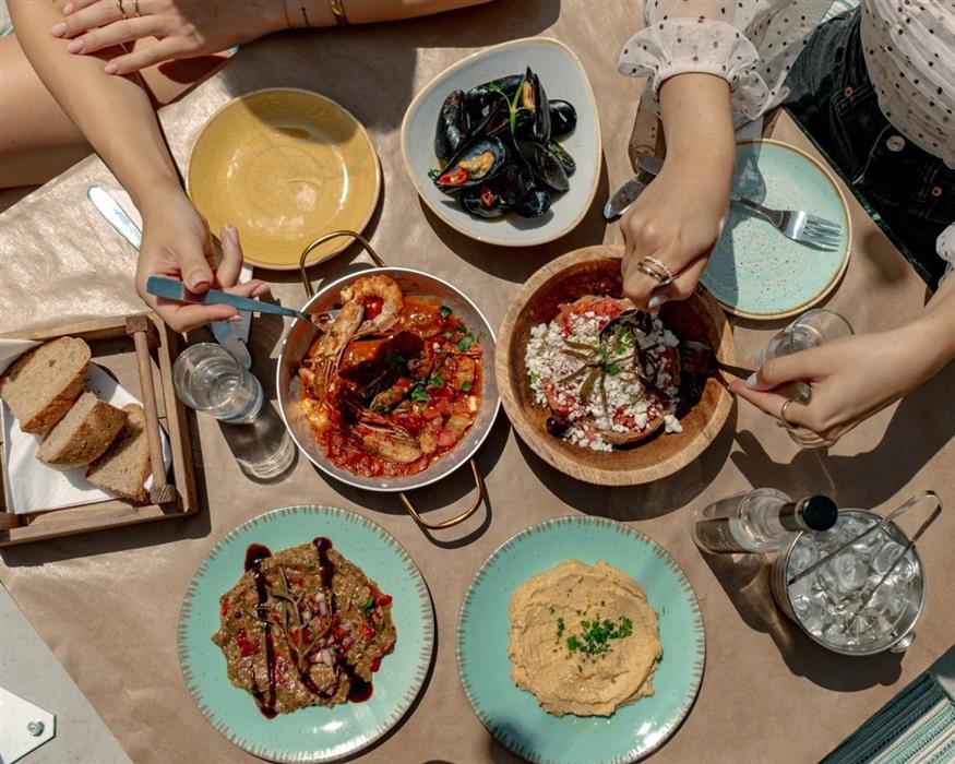 Λογής λογής μεζέδες στον πεζόδρομο | © Meze Mani