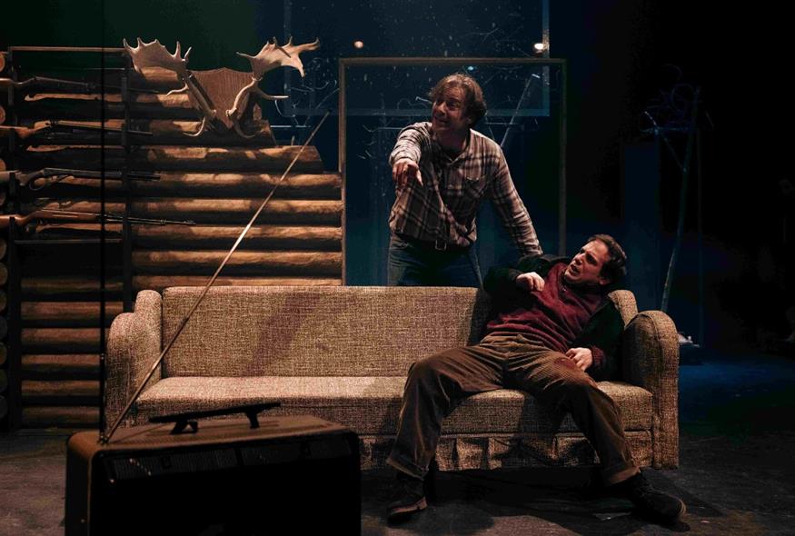 Στην παράσταση «Το Ψέμα του Μυαλού» συμμετέχουν οι Μελέτης Γεωργιάδης, Βαγγελιώ Ανδρεαδάκη, Κατερίνα Γιαμαλή, Ορέστης Τζιόβας, Γιώργος Τριανταφυλλίδης, Βαγγέλης Αμπατζής, Ήβη Νικολαΐδου και Μαρία Δαμασιώτη (Copyright: Νικόλας Κωστής, Γιώργος Χατζηνικολάου)