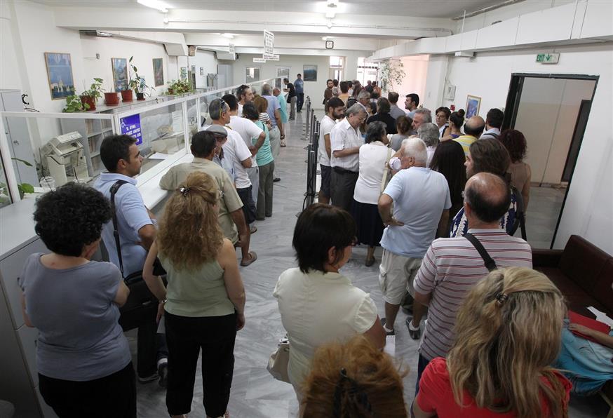 Πολίτες περιμένουν στην ουρά για το γκισέ της Εφορίας (Eurokinissi)