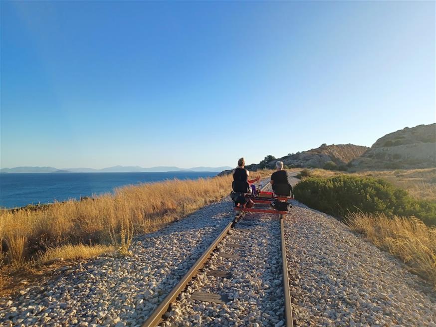 Ποδηλατώντας στις εγκαταλειμμένες γραμμές του τρένου | © Χριστίνα Τσασμουρά