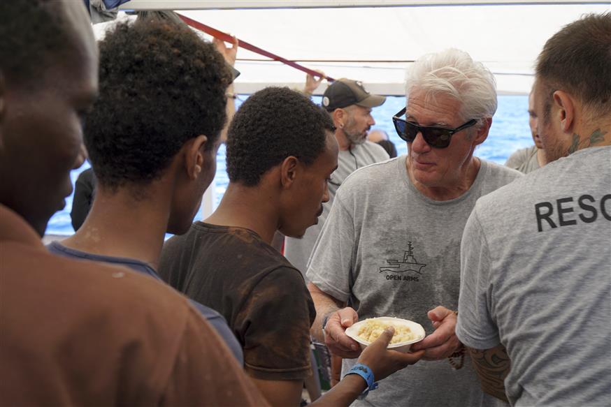 Ο Ρίτσαρντ Γκιρ σε πλοίο με μετανάστες/AP Images