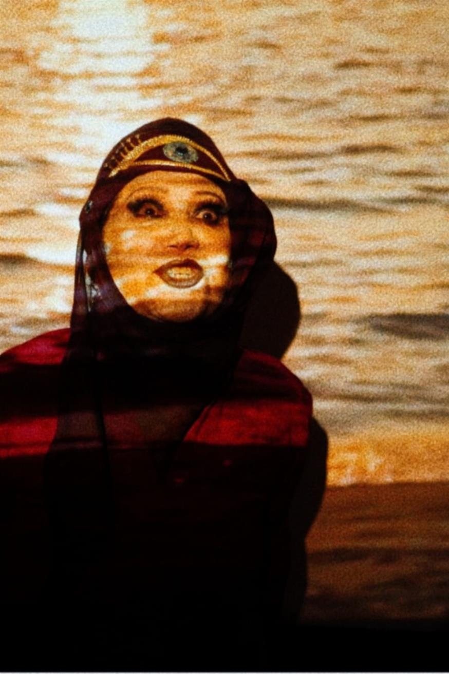 Μήδεια: Το αρχαίο δράμα ζωντανεύει στην Κωνσταντινούπολη καθρεφτίζοντας τον νέο κόσμο της μετανάστευσης