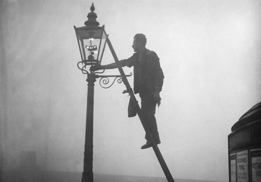 Κάτω απ το σβηστό φανάρι κάθεται ένα παλικάρι...