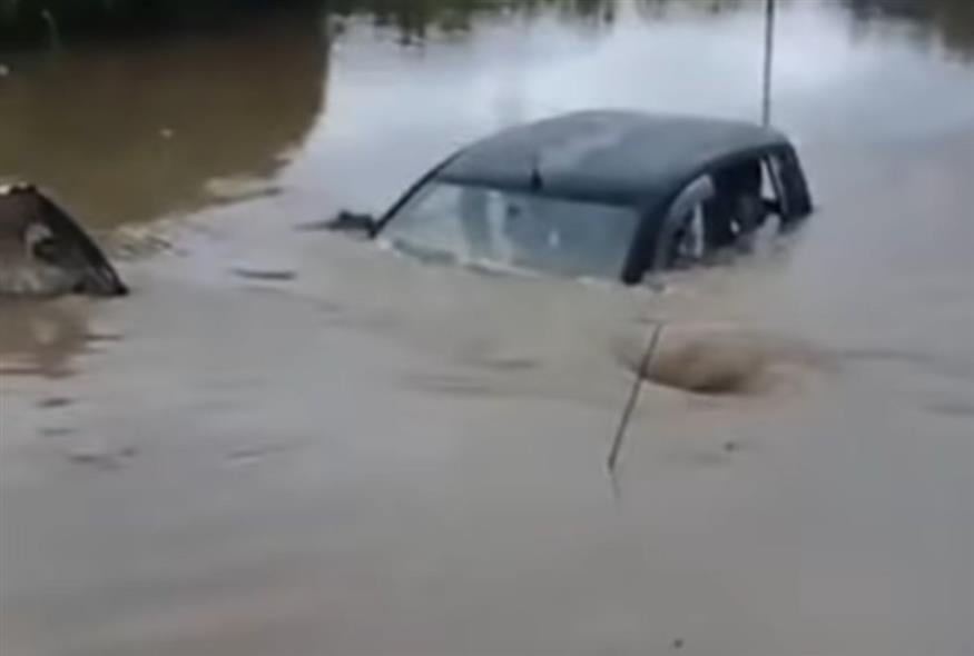 Αυτοκίνητο σε πλημμυρισμένο δρόμο (screenshot)