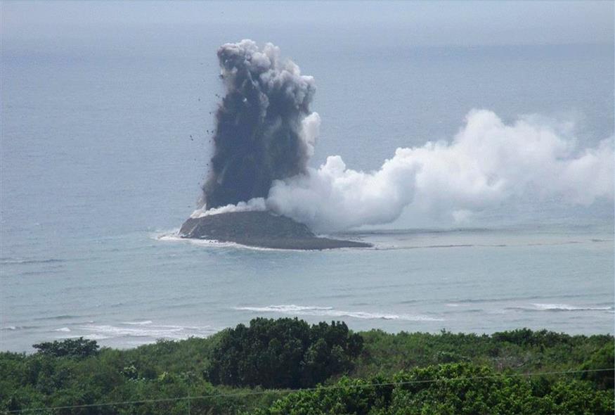 Έκρηξη ηφαιστείου στην Ιαπωνία (Japan Maritime Self-Defense Force via AP)