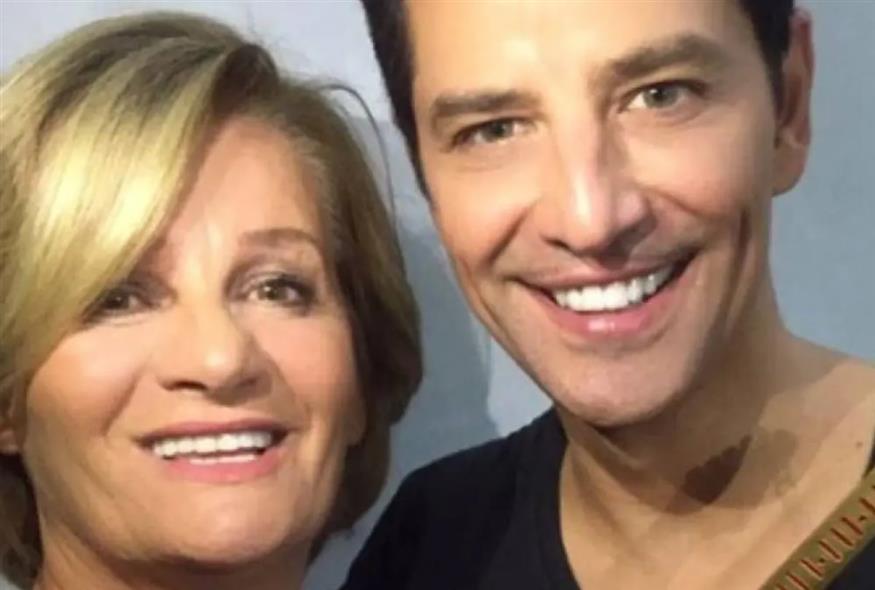 Ο Σάκης Ρουβάς με τη μητέρα του