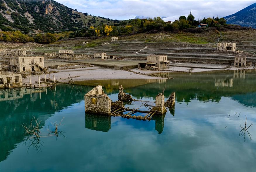 Αποκαρδιωτικές εικόνες: Η Λίμνη Μόρνου στερεύει - Εντελώς διαφορετικό το τοπίο