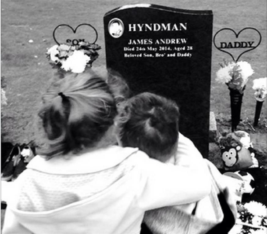 Τα παιδάκια μπροστά στον τάφο του πατέρα τους (facebook)