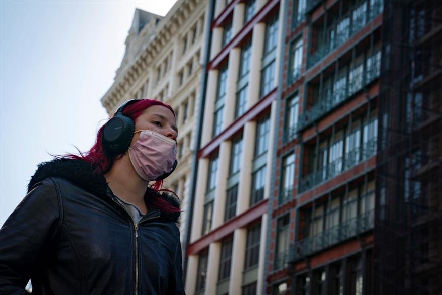 Κοπέλα με μάσκα στη Νέα Υόρκη/Associated Press