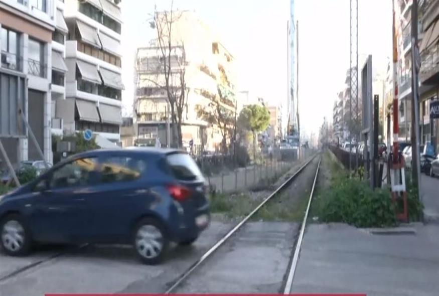 Επικίνδυνη σιδηροδρομική διάβαση στον Κολωνό (ΕΡΤ/Screenshot)