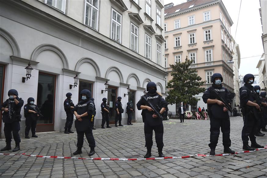 Πάνοπλοι αστυνομικοί στους δρόμους της Βιέννης (AP Photo/Matthias Schrader)