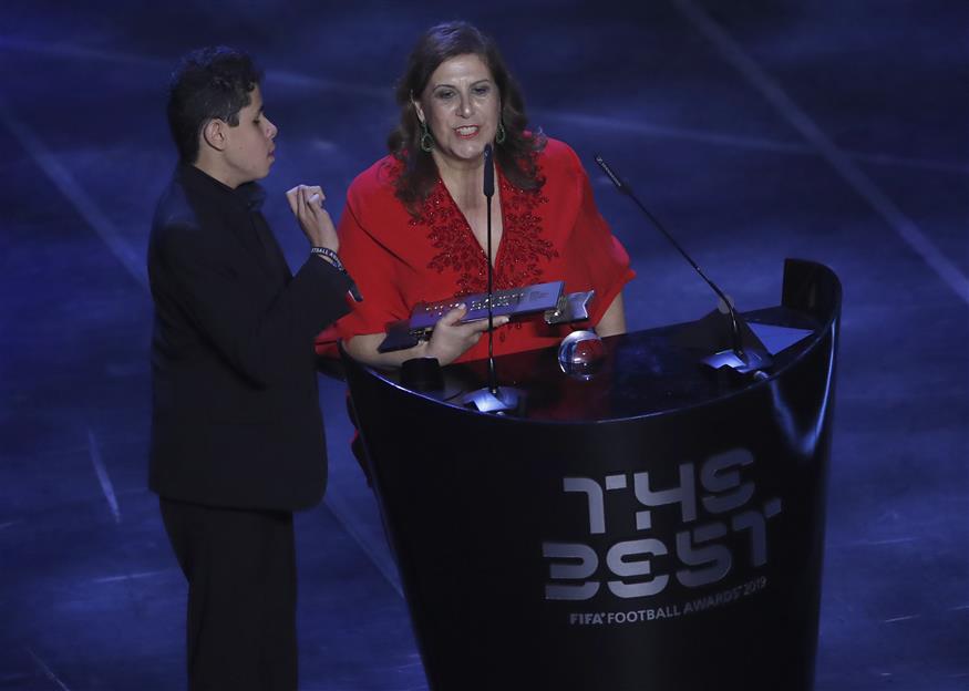 Η Σίβια Γκρέκο και ο γιος της παραλαμβάνουν το βραβείο καλύτερου φιλάθλου στα Best FIFA Football Awards  (AP Photo/Antonio Calanni)