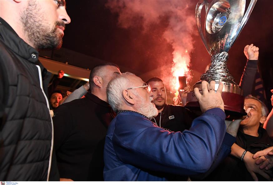 O ιδιοκτήτης της ΠΑΕ ΠΑΟΚ Ιβάν Σαββίδης με το Κύπελλο στο αεροδρόμιο «Ελ. Βενιζέλος»(Intime)