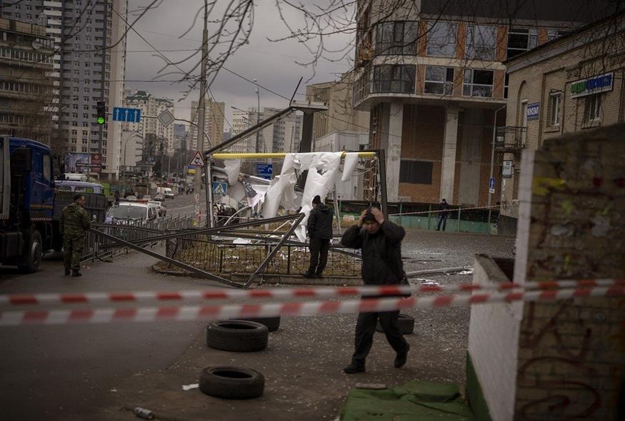Ουκρανοί αστυνομικοί επιθεωρούν τους δρόμους του Κιέβου μετά την ρωσική επίθεση (Associated Press)