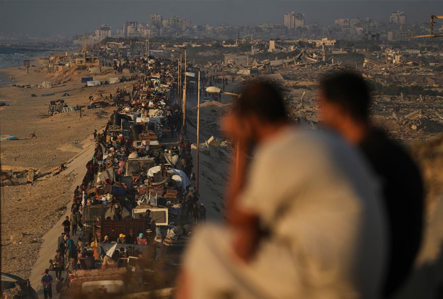 Η γενοκτονία κλιμακώνεται: Χιλιάδες Παλαιστίνιοι αφήνουν τον τόπο τους, τη Γάζα