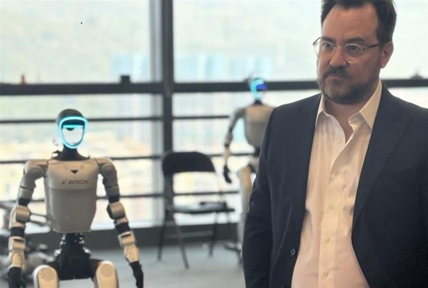 Ο Παύλος Τσιάπος και το ρομπότ της AVRION