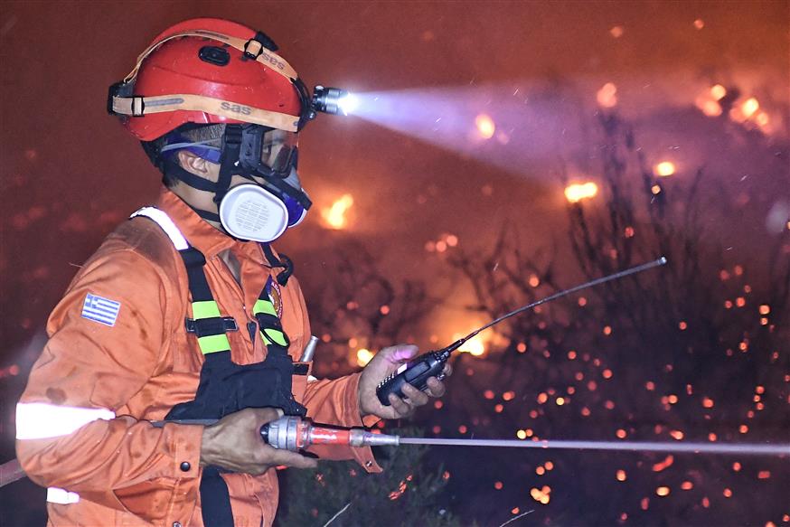 Η φωτιά ξεκίνησε από τον Σχίνο Κορινθίας - Μάχη με τις φλόγες δίνουν οι πυροσβέστες (φωτ. Eurokinissi)