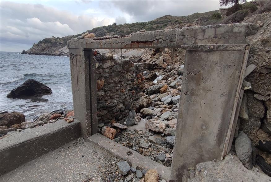 Καταστράφηκαν οι υποδομές που κάποτε προστάτευαν τα καϊκια / φωτογραφία ethnos.gr