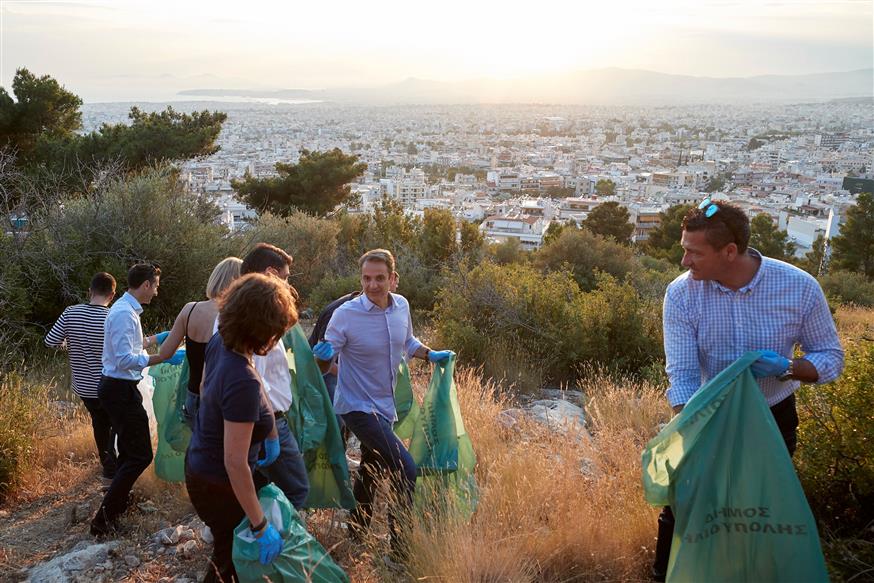 Ο Κυριάκος Μητσοτάκης μαζεύει σκουπίδια στον Υμηττό/Νέα Δημοκρατία