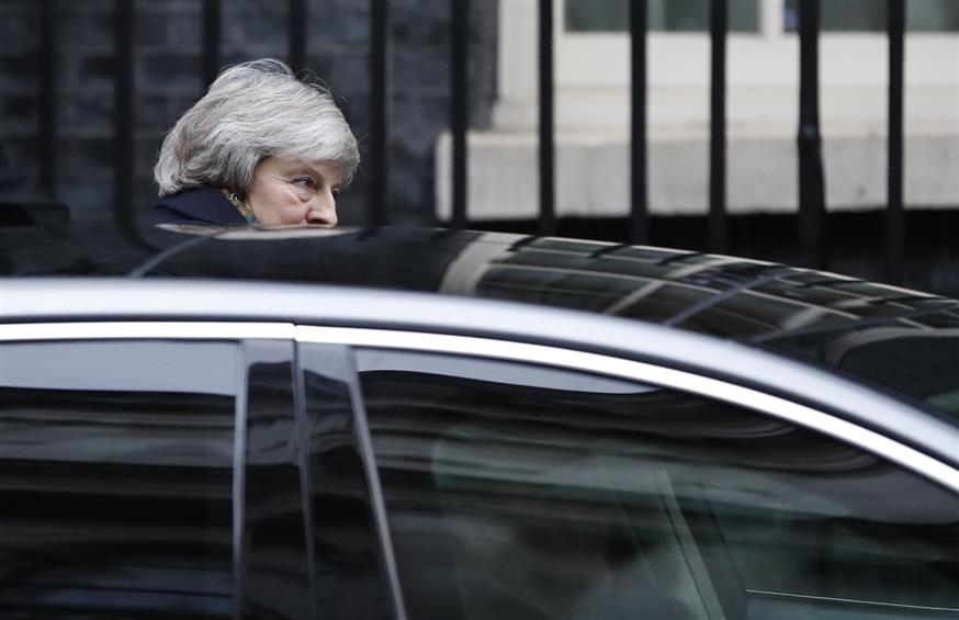 Η Τερέζα Μέι έξω από την Downing Street (AP Photo/Alastair Grant)