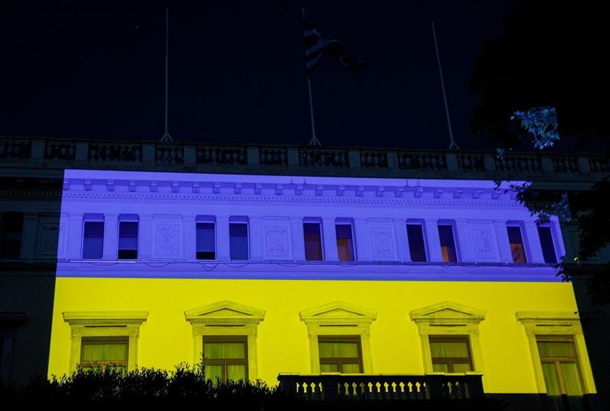 Το προεδρικό μέγαρο φωταγωγημένο στα χρώματα της σημαίας της Ουκρανίας (Eurokinissi)