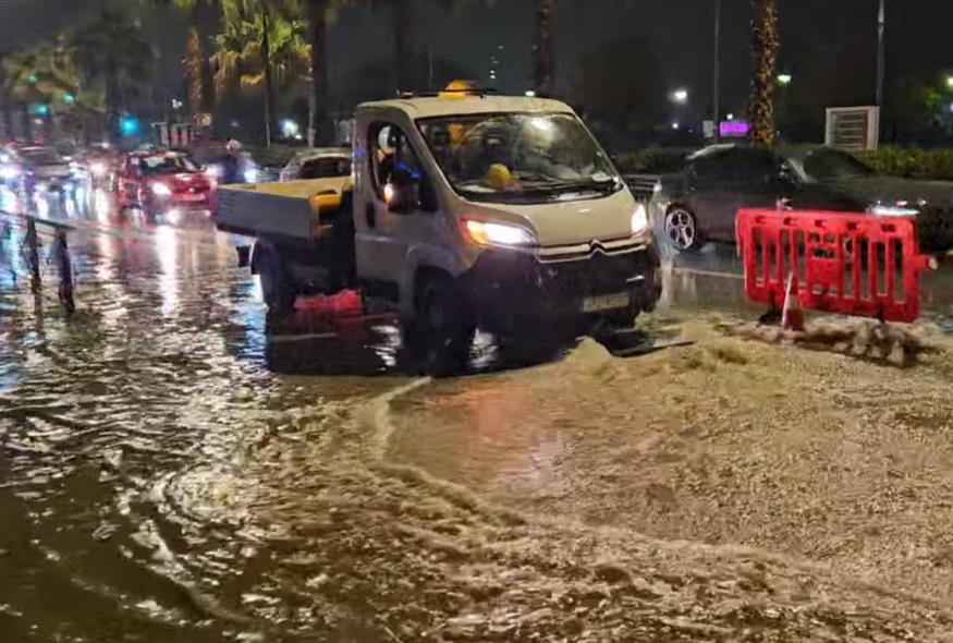 Όχημα της ΕΥΔΑΠ στάθμευσε πάνω σε καπάκι φρεατίου/Ανδρλεας Κονδύλης