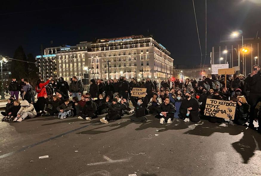 Καθιστική διαμαρτυρία για τα Τέμπη (ethnos.gr/Αλεξάνδρα Λαοπόδη)