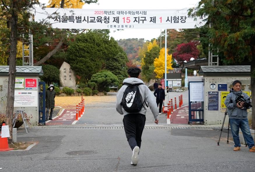 Ένας μαθητής στη Σεούλ εισέρχεται στο Λύκειό του για να δώσει το Σουνεούνγκ το 2024 (Ahn Young-joon/AP)