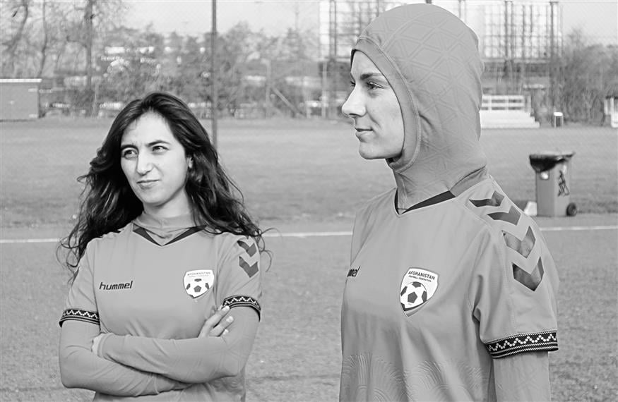 Η Καλίντα Ποπάλ (αριστερά) βρήκε το θάρρος να καταγγείλει τη σεξουαλική κακοποίηση που υπέστησαν οι ποδοσφαιρίστριες στο Αφγανιστάν. Δεξιά εικονίζεται η Σαμπνάμ Μαμπάρζ, επίσης διεθνής παίκτρια