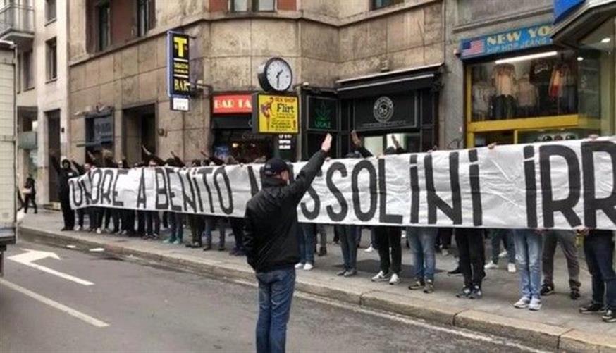 Περίπου 70 φασίστες οπαδοί της Λάτσιο φώναξαν συνθήματα υπέρ του Μπενίτο Μουσολίνι