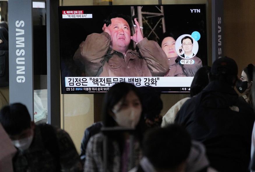 Εμφάνιση του Κιμ Γιονγκ Ουν σε οθόνη σταθμού τρένου στη Σεούλ (Associated Press)