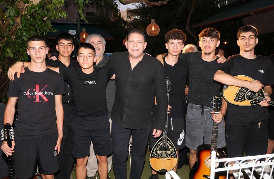 Oι Τεκετζήδες μαζί με τον Λάκη Λαζόπουλο και τον Γρηγόρη Μπιθικώτση (Copyright: NDP)