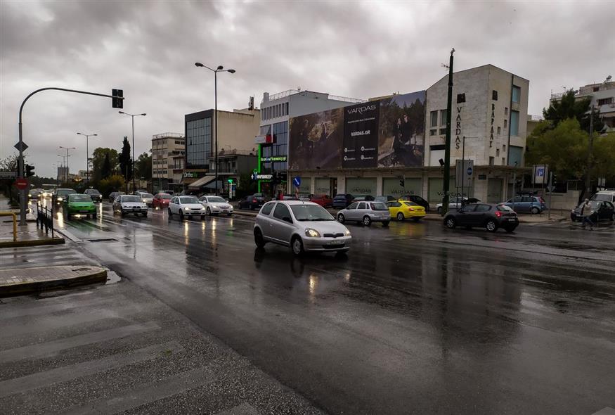 Βροχερός καιρός στην Αθήνα (EUROKINISSI/ΣΩΤΗΡΗΣ ΔΗΜΗΤΡΟΠΟΥΛΟΣ)