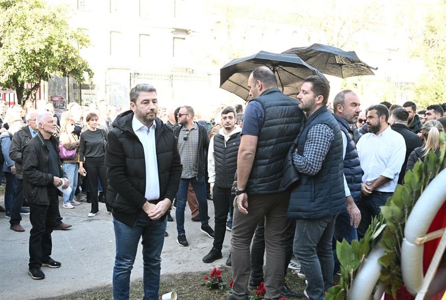 Πολυτεχνείο: Κατέθεσε στεφάνι ο Νίκος Ανδρουλάκης - Του πέταξαν καφέδες (Eurokinissi)