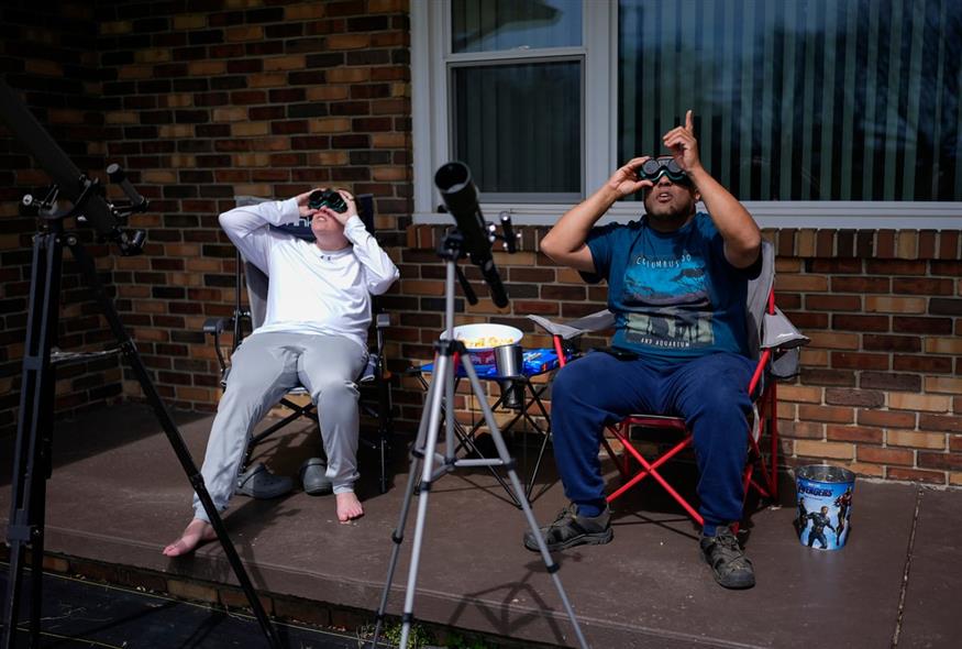 Ολική έκλειψη ηλίου: Εντυπωσιακές φωτογραφίες (AP-gallery)