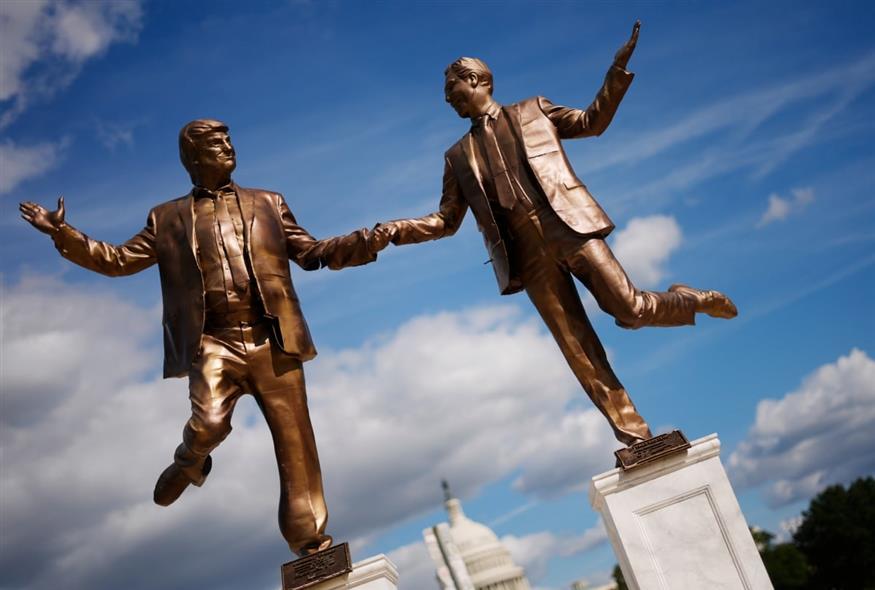 Το μπρούτζινο γλυπτό «Καλύτεροι φίλοι για πάντα» που απεικονίζει τον Πρόεδρο των ΗΠΑ και τον Τζέφρι Έπσταϊν (AP)