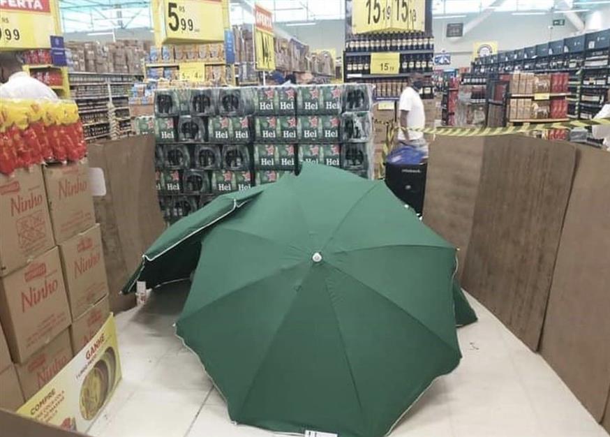 Σκέπασαν νεκρό με ομπρέλες στο Carrefour Brasil/Social Media