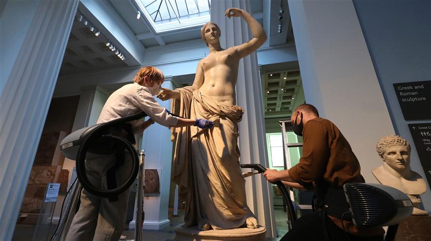 Την ώρα που το προσωπικό του μουσείου καθαρίζει τ' αγάλματα με ηλεκτρικές σκούπες (Copyright: Yui Mok/PA via AP))