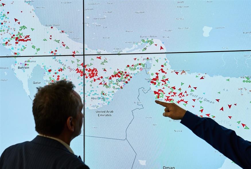 Υπάλληλοι της Hapag-Lloyd παρακολουθούν την κατάσταση των φορτηγών πλοίων στο Στενό του Ορμούζ (AP)