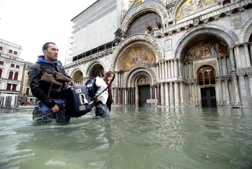 Έχει πλημμυρίσει η Βενετία (AP Photo/Luigi Costantini)