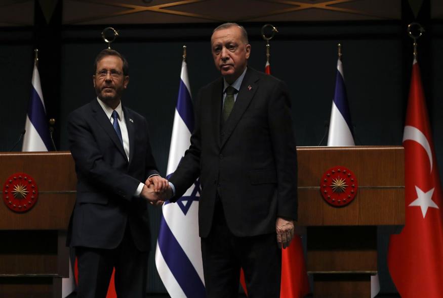 Ο πρόεδρος της Τουρκίας με τον ισραηλινό ομόλογό του/Ap Photos