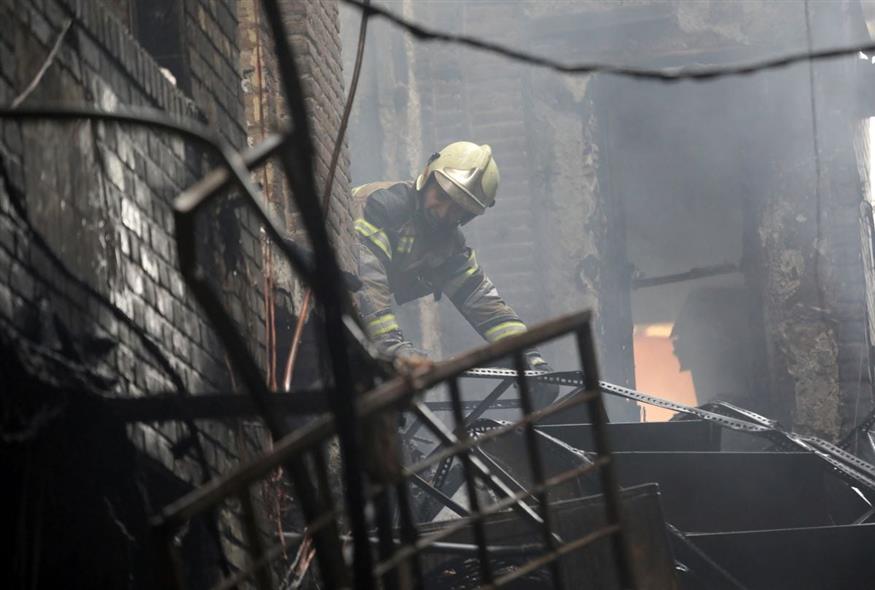 Πυροσβέστης στο Ιράν (AP Photo/Vahid Salemi)