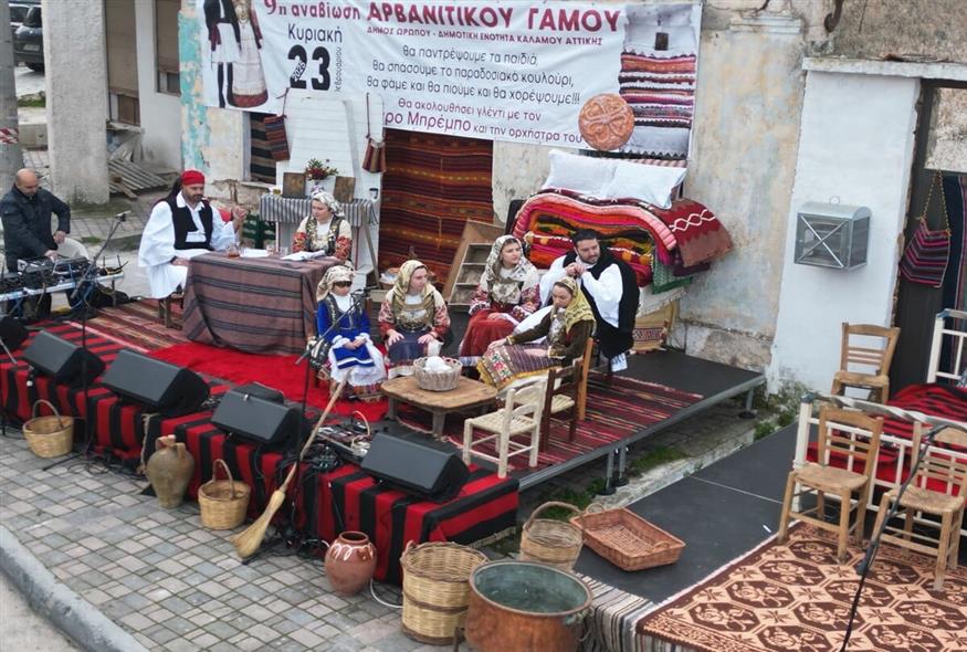 Πανέμορφα σκηνικά με αυθεντικά σκεύη και υφαντά και σπαρταριστοί διάλογοι είχε η 9η αναβίωση αρβανίτικου γάμου / Φωτογραφία Κώστας Ασημακόπουλος ethnos.gr Πανέμορφα σκηνικά με αυθεντικά σκεύη και υφαντά και σπαρταριστοί διάλογοι είχε η 9η αναβίωση αρβανίτικου γάμου / Φωτογραφία Κώστας Ασημακόπουλος ethnos.gr