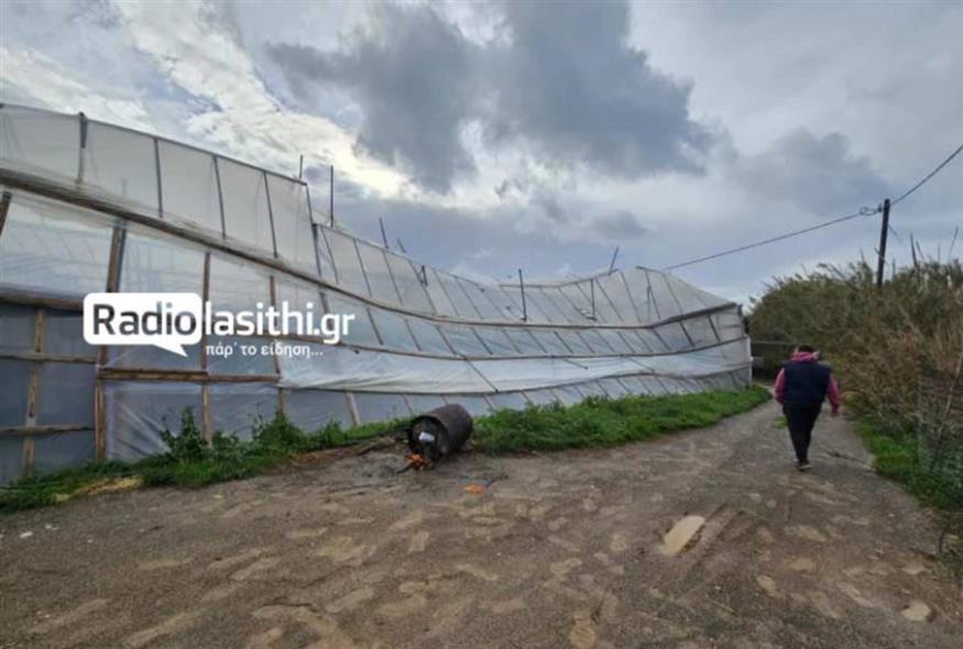 (Θερμοκήπιο μετά τον ανεμοστρόβιλο στην Κρήτη/radiolasithi.gr) (Θερμοκήπιο μετά τον ανεμοστρόβιλο στην Κρήτη/radiolasithi.gr)