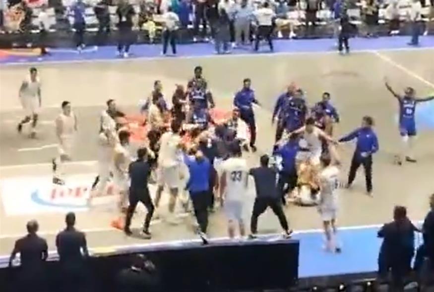Εικόνες χάους στον αγώνα μπάσκετ Αργεντινή-Δομινικανή Δημοκρατία (X)