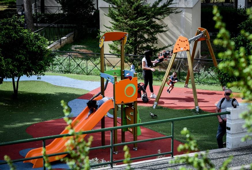Παιχνίδια σε παιδική χαρά (Φωτογραφία αρχείου: ΤΑΤΙΑΝΑ ΜΠΟΛΑΡΗ / EUROKINISSI)
